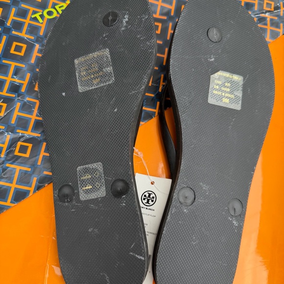 Floor sample Tory Burch Black Logo Flip Flops - Picture 9 of 10